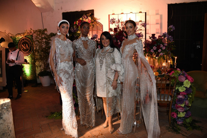 Giannina Azar junto a parte de sus modelos al cierre del desfile de moda
