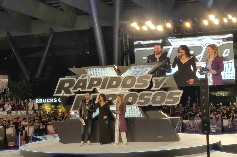 La actriz Michelle Rodríguez entre los anfitriones de la alfombra roja de la película "Fast X" (“Rápidos y Furiosos X” ) en la Ciudad de México el lunes 15 de mayo de 2023.