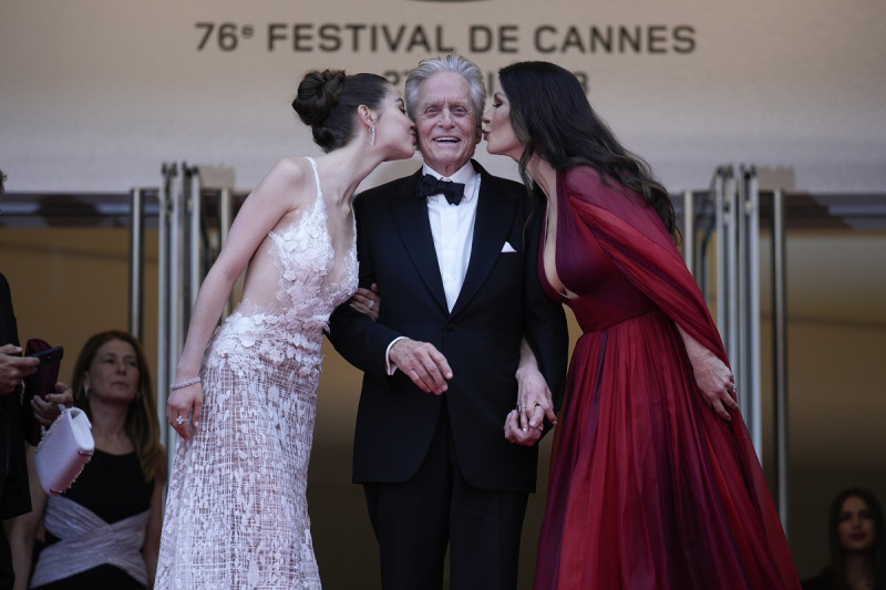 Carys Zeta Douglas, de izquierda a derecha, Michael Douglas y Catherine Zeta-Jones posan para los fotógrafos a su llegada a la ceremonia de apertura y al estreno de la película 'Jeanne du Barry' en el 76º festival internacional de cine de Cannes, sur de Francia, el martes 16 de mayo , 2023.