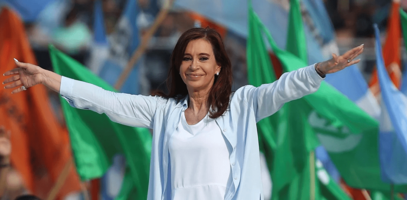 "No, no, presidenta no", dijo ante más de 2.000 partidarios reunidos en un teatro de La Plata (60 km al sur de Buenos Aires) y una multitud que coreaba afuera "Cristina presidenta" y le pedía volver a postularse.