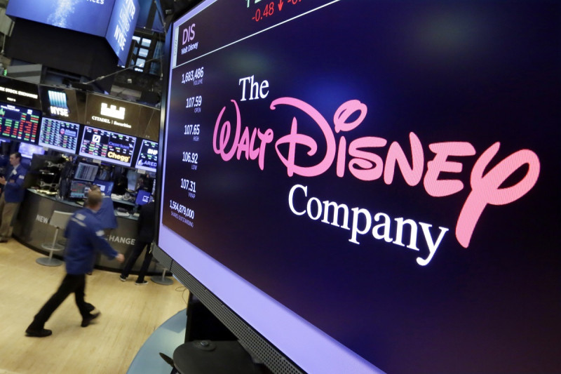 El logotipo de Walt Disney Co. aparece en una pantalla sobre el piso de la Bolsa de Valores de Nueva York el 8 de agosto de 2017, en Nueva York.