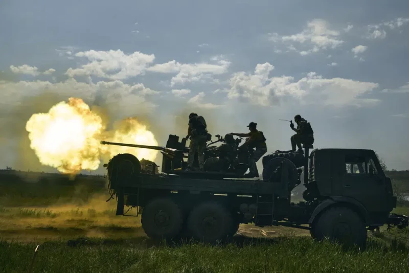 Soldados ucranianos disparan un cañón cerca de Bájmut, una ciudad oriental ucraniana donde se han producido duros combates contra fuerzas rusas, en la región de Donestk, Ucrania, el lunes 15 de mayo de 2023.