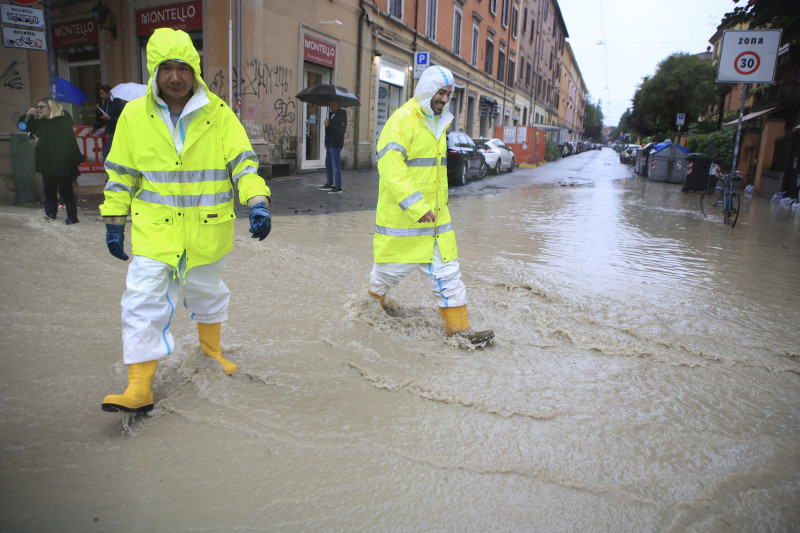 Dos personas cruzan una calle anegada en Bolonia, Italia, el 16 de mayo de 2023.