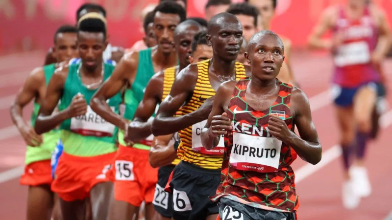 Kipruto logró su tiempo récord mundial de 26 minutos y 24 segundos en una carrera en ruta de 10 kilómetros en Valencia, España .