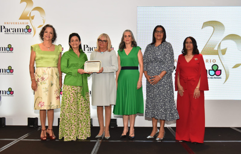 Angelita Mármol, Soraya Lara Caba, Rosa Hernández de Grullón, Yanira Lara Caba, Betania Cruz y Alina Matos Guerra.