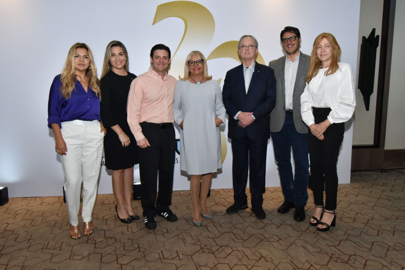 María Elena Aguilar, Dinorah Grullón, Manuel Alejandro Grullón Hernández, Rosa Hernández de Grullón, Manuel A. Grullón, Luis Piantini e Isabel Turull.