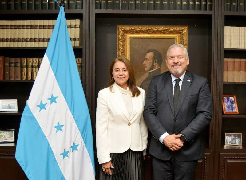 Sonia Leticia Cruz, la nueva embajadora de Honduras en República Dominicana, y Enrique Reina, Secretario de Relaciones Exteriores y Cooperación Internacional de Honduras.