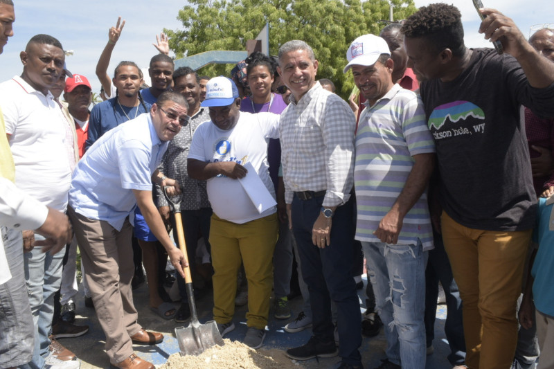 El ministro de Deportes, Francisco Camacho, da el primer palazo para dejar iniciados los trabajos de construcción de un polideportivo en el municipio de Las Salinas, en Barahona.