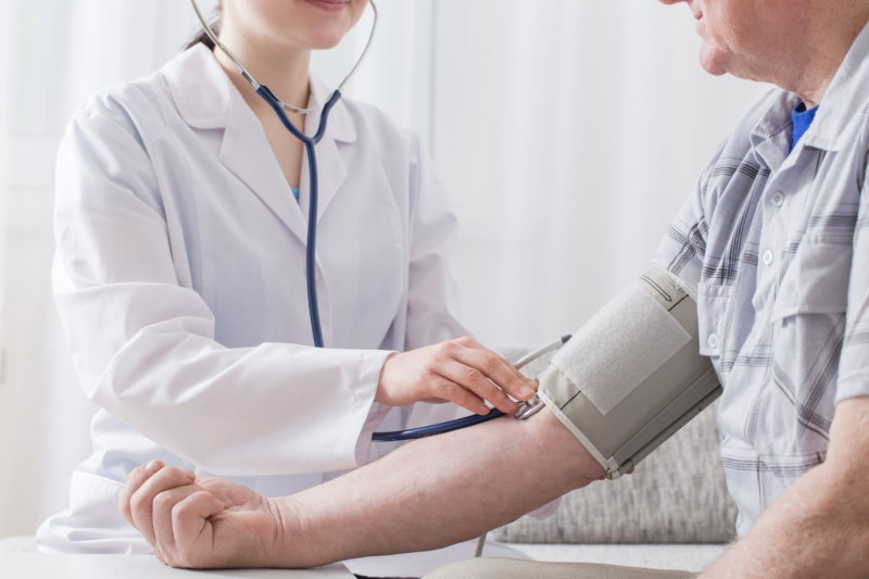 Los especialistas sugieren hacerse chequeos periódicos de la presión arterial.