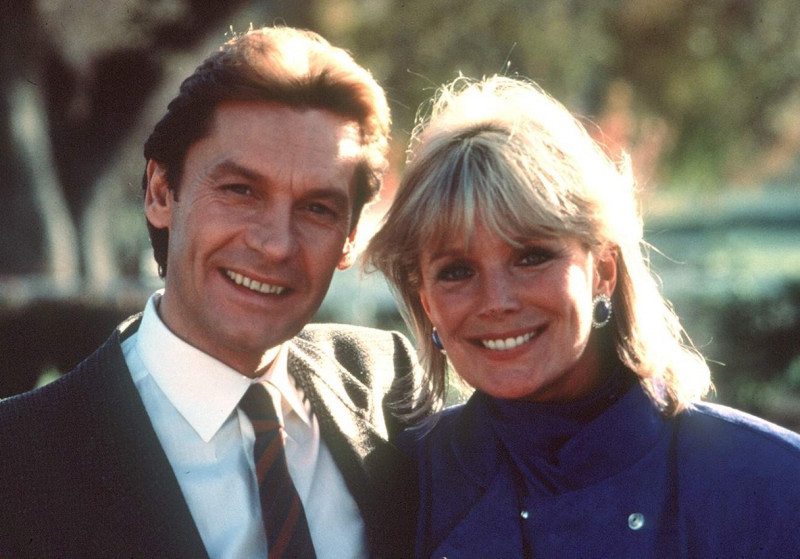 El actor austriaco Helmut Berger junto a la actriz Linda Evans.