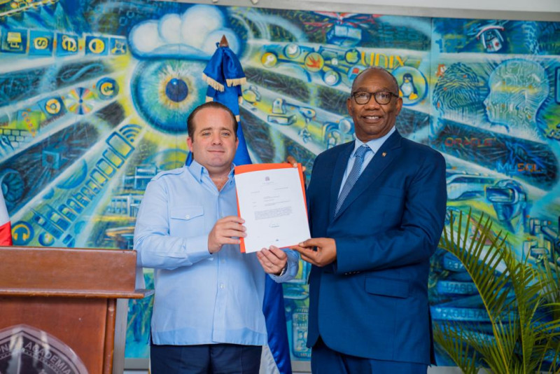 El ministro Administrativo de la Presidencia, José Ignacio Paliza, junto al rector de la Universidad Autónoma de Santo Domingo (UASD), Editrudis Beltrán.