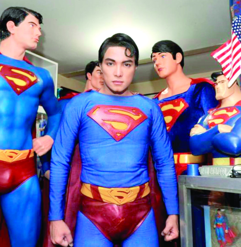 Herbert Chávez, de 46 años, pasó por un total de 26 dolorosas operaciones para lucir como Superman.