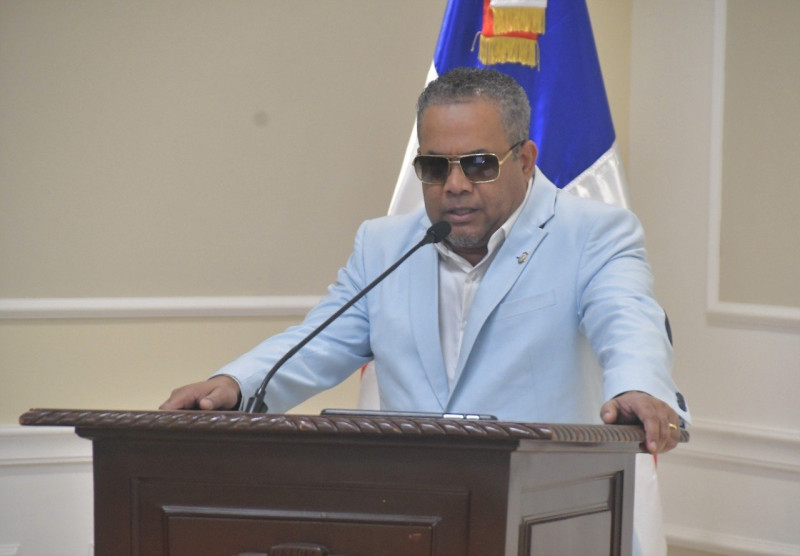 El senador Héctor Acosta en una de las sesiones de trabajo de la cámara alta.