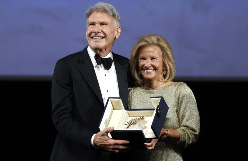 Harrison Ford recibe la Palma de Oro honorífica de manos de la Presidenta del Festival Internacional de Cine de Cannes, Iris Knobloch.
