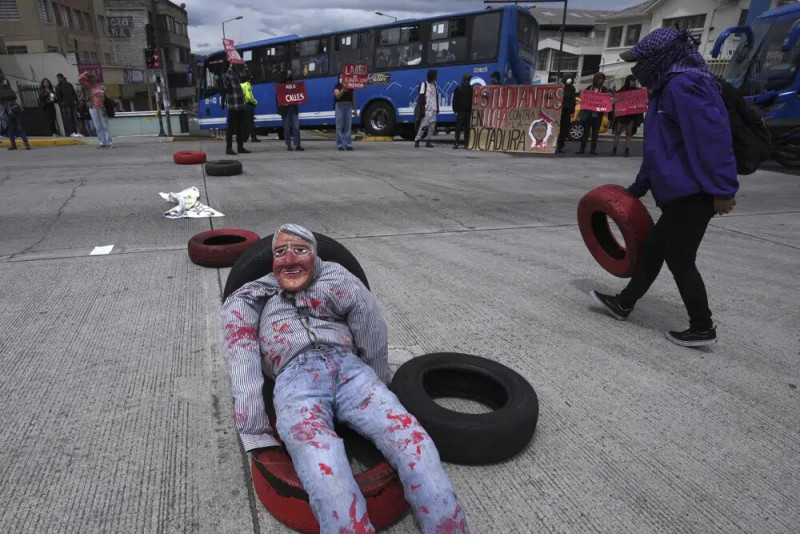 Un muñeco que representa al presidente de Ecuador, Guillermo Lasso, yace sobre neumáticos antes de que estudiantes universitarios que protestan en Quito, Ecuador, los quemen el viernes 19 de mayo de 2023.