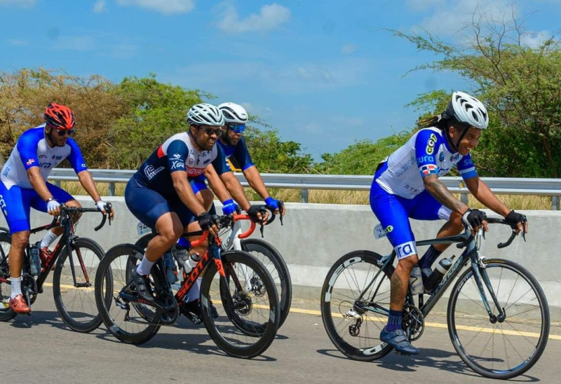 Aneuris Solano tira del pelotón Máster R durante la disputa por el liderazgo del XXVIII Campeonato de Ciclismo Máster del Distrito Nacional. A la izquierda figura su co-equipero Luis Miguel Vásquez.
