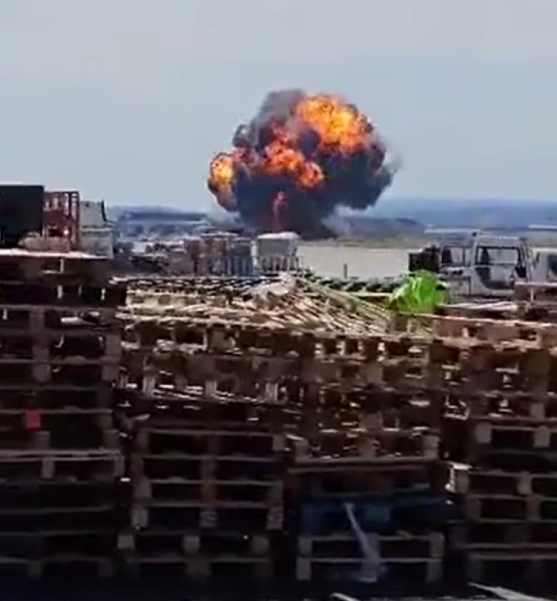 Explosión luego de que se estrellara el avión militar.