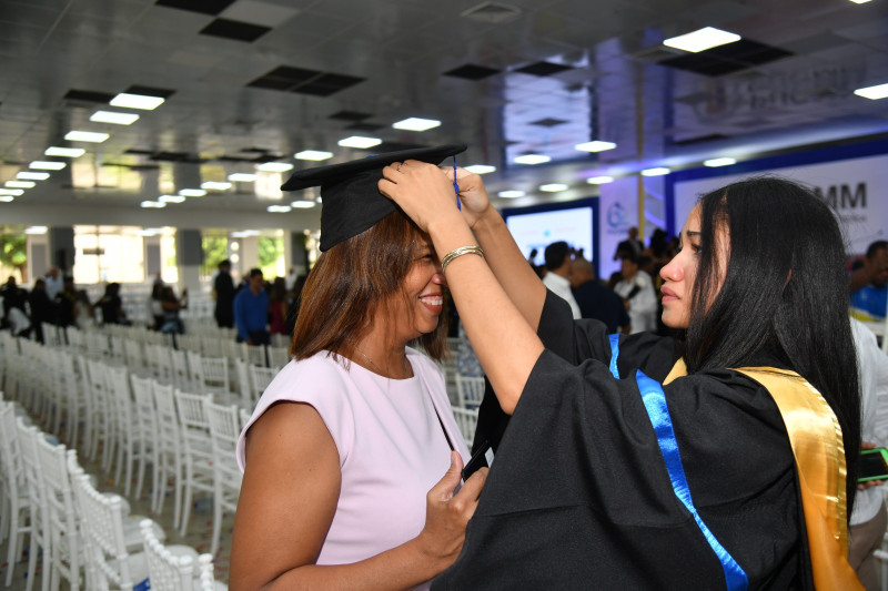 Nachely Lora se graduó con honores y dedica título a su madre