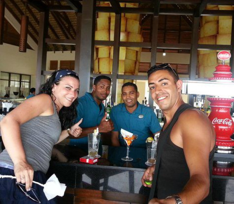 July Cakmak junto a su pareja y empleados en Punta Cana