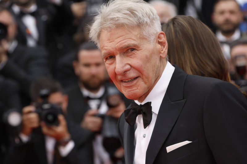 Harrison Ford posa a su llegada al estreno de la película "Indiana Jones and the Dial of Destiny" en la 76a edición del festival internacional de cine de Cannes, en sur de Francia, el jueves 18 de mayo de 2023.