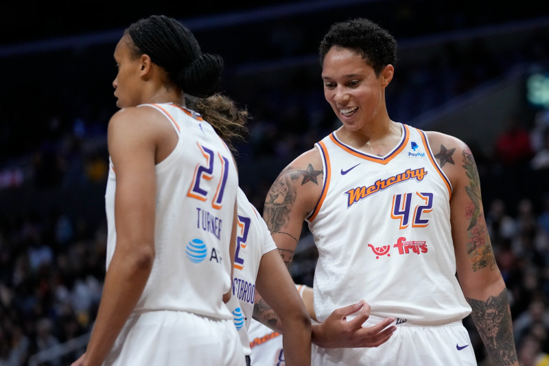 Phoenix Mercury center Brittney Griner (42) celebra una falta con sus compañeros de equipo durante la primera mitad de un partido de baloncesto de la WNBA contra Los ángeles Sparks en Los Ángeles, el viernes 19 de mayo de 2023.