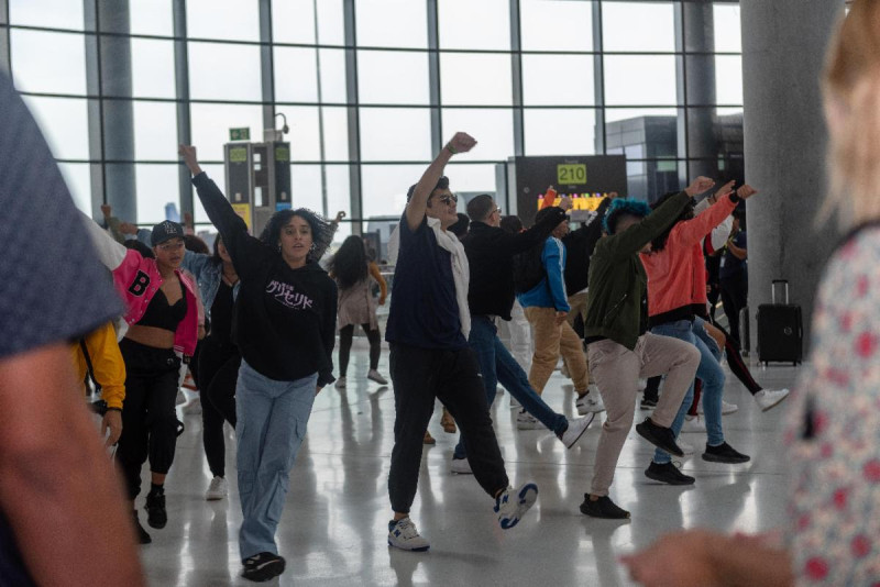 Flashmob en Panamá sorprende a pasajeros al son de “Volar”