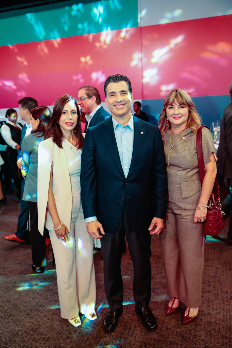 María Povedano, Christopher Paniagua y Antonia Antón de Hernández.