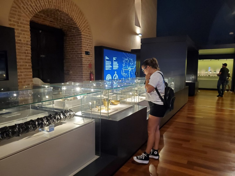 Jennifer Rodríguez, una turista local, observa una exhibición de piezas y elementos arqueológicos subacuáticos en el Museo del Mar.
