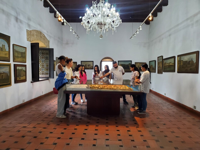 Un grupo de turistas dominicanos el plano de la Plaza y Ciudad de Santo Domingo del año 1785.