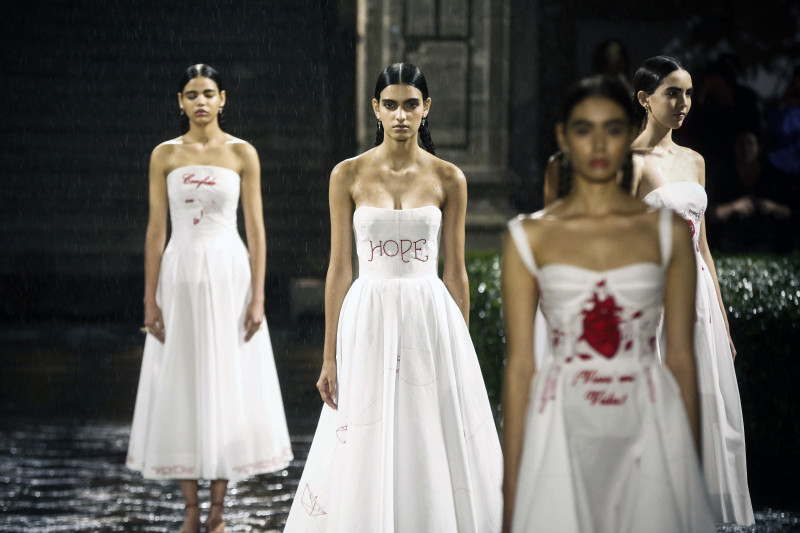 Modelos desfilando las creaciones de Christian Dior en México.