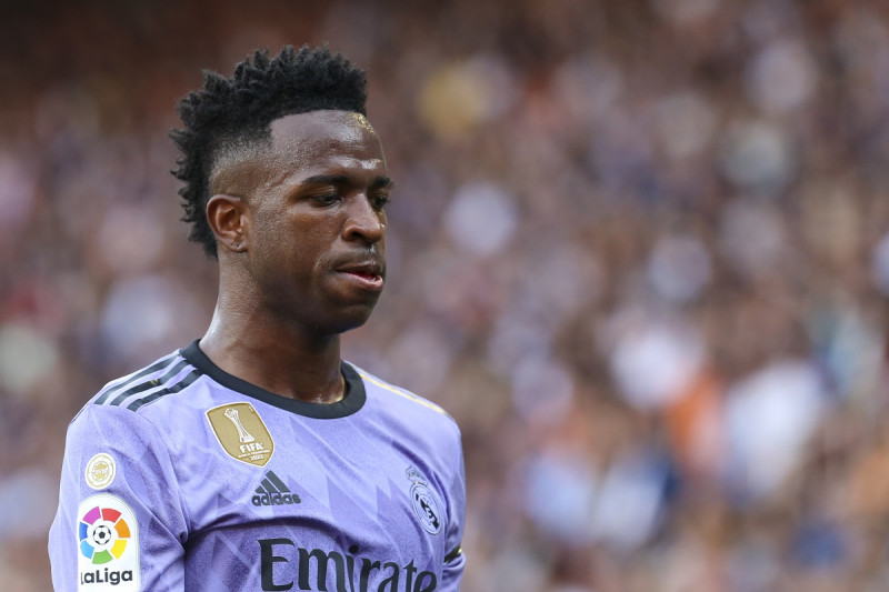 Vinicius Junior del Real Madrid reacciona durante un partido de fútbol de la Liga española entre Valencia y Real Madrid, en el estadio Mestalla de Valencia, España, el domingo 21 de mayo de 2023.