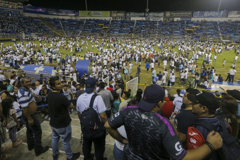 Aficionados saltan a la cancha del estadio Cuscatlán en San Salvador, El Salvador, el sábado 20 de mayo de 2023.