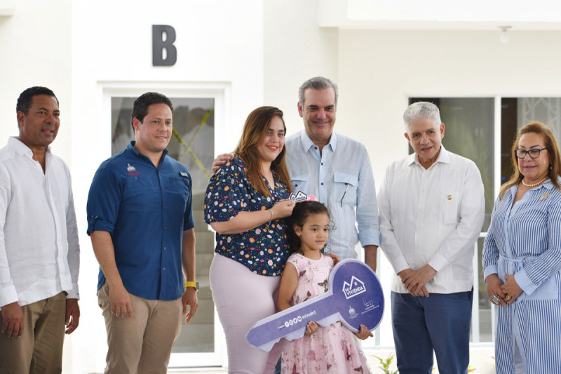 El presidente Luis Abinader entregó una de las viviendas a una familia, junto al ministro Carlos Bonilla, el senador Eduardo Estrella y la