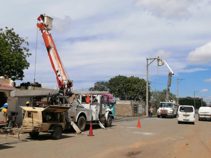 Brigadas de Edeeste trabajan en el restablecimiento de postes de luz derribados por camión en San Isidro