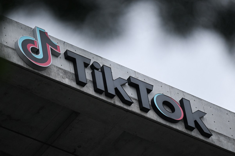El logotipo de TikTok se muestra fuera de las oficinas de la empresa de aplicaciones de redes sociales TikTok en Culver City, California, el 16 de marzo de 2023. El 22 de mayo de 2023, TikTok presentó una demanda en un tribunal federal de EE. prohibición de la aplicación para compartir videos.