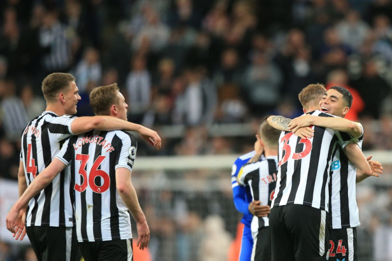 Jugadores del Newcastle United celebran al final del partido de fútbol de la Premier League inglesa contra el Leicester en St James' Park