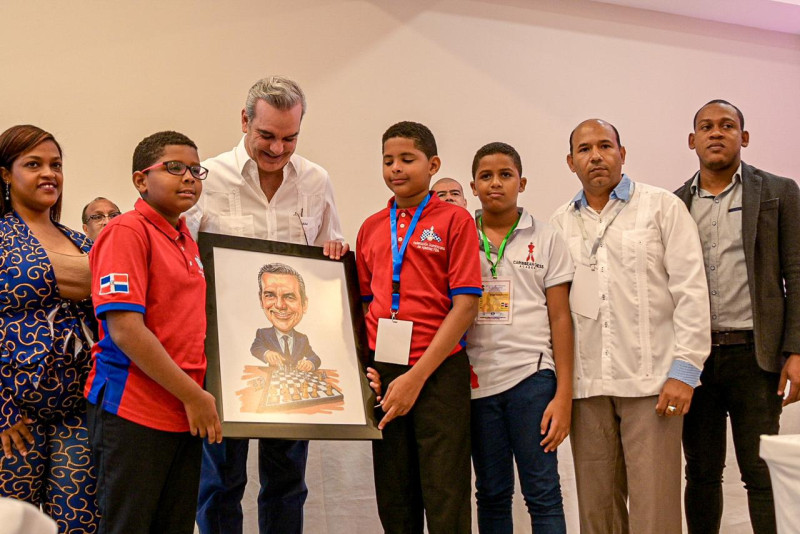 Luis Abinader es reconocido por los actuales campeones nacionales Wilsaida Diaz y Carlos Paul le acompañan Braulio Ramirez, Ángel Lara y los Hermanos Polanco.
