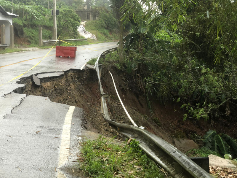 Las lluvias causaron derrumbes en varios tramos de la carretera en Jarabacoa.