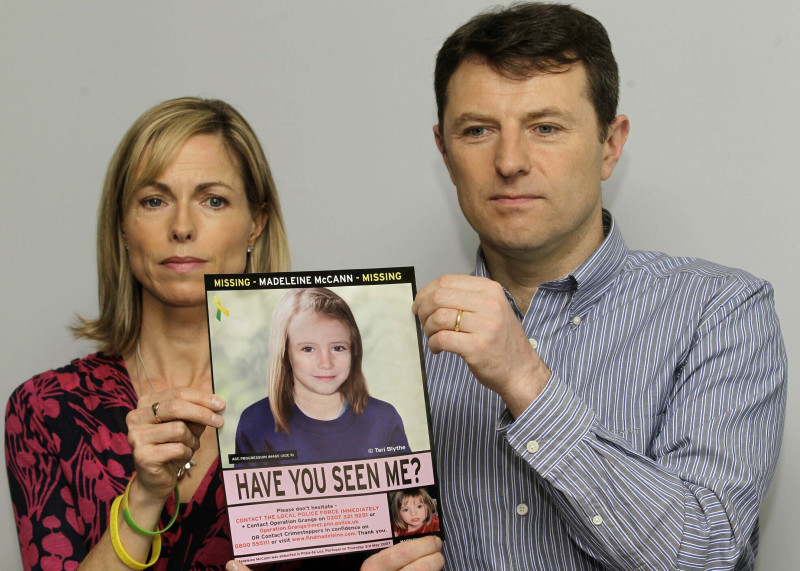 Kate y Gerry McCann posan para los medios con un cartel de búsqueda que ofrece una imagen generada por computadora sobre la posible progresión de la edad de su hija Madeleine, que desapareció en Portugal en 2007, durante una conferencia de prensa en Londres, el 2 de mayo de 2012.
