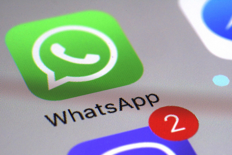 El logo de la app de mensajería WhatsApp se ve en un celular en Nueva York, el 10 de marzo de 2017.