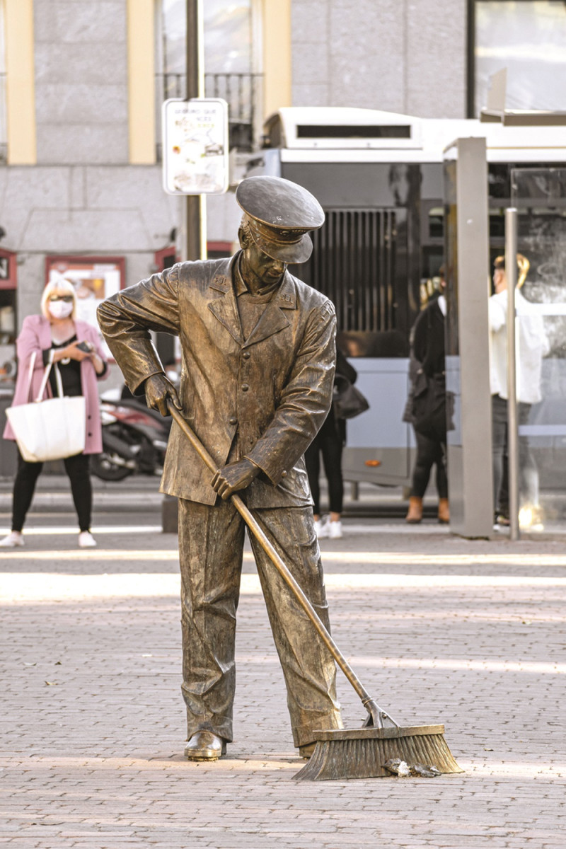 Escultura del barrendero en la plaza Jacinto Benavente, de Madrid.