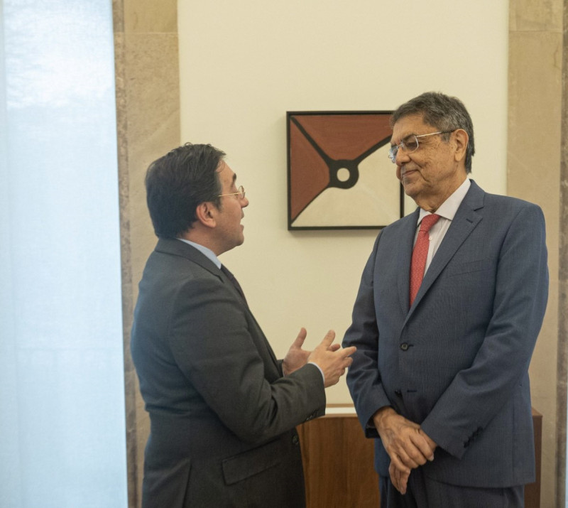 El ministro de Asuntos Exteriores de España, José Manuel Albares, y el escritor nicaraguense Sergio Ramírez.