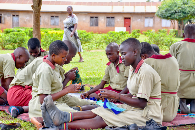 Niñas en Uganda aprenden a fabricar sus propias compresas.