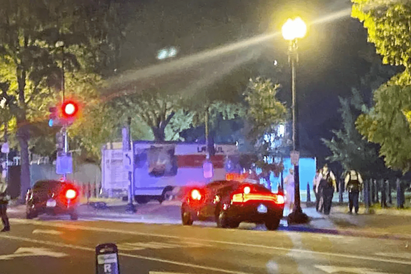 Un camión estrellado contra una barrera de seguridad en un parque frente a la Casa Blanca, Washington, 22 de mayo de 2023. La policía ha arrestado al conductor y lo han acusado de actuar de forma intencional. No hubo heridos.