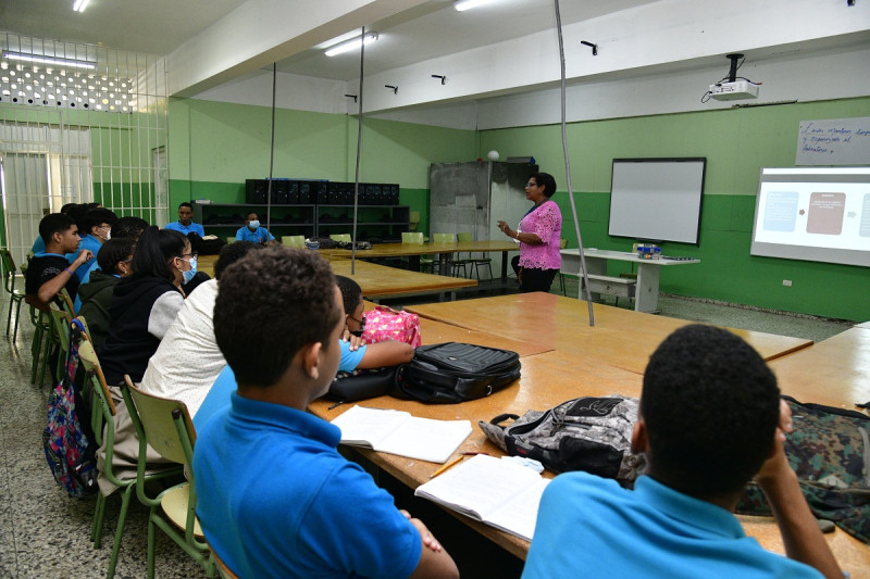 Alumnos reciben clases en una escuela de la capital