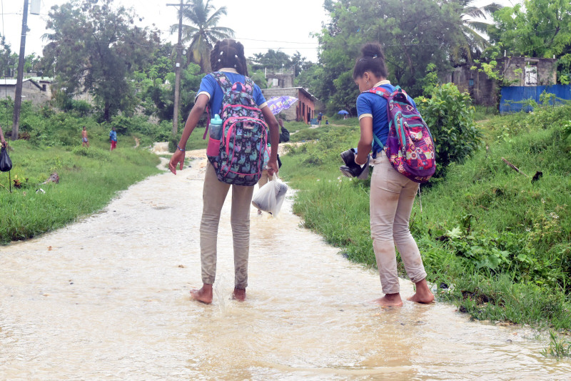 Cuando llueve, los charcos en el entorno dificultan el acceso de los alumnos a la “escuela”.