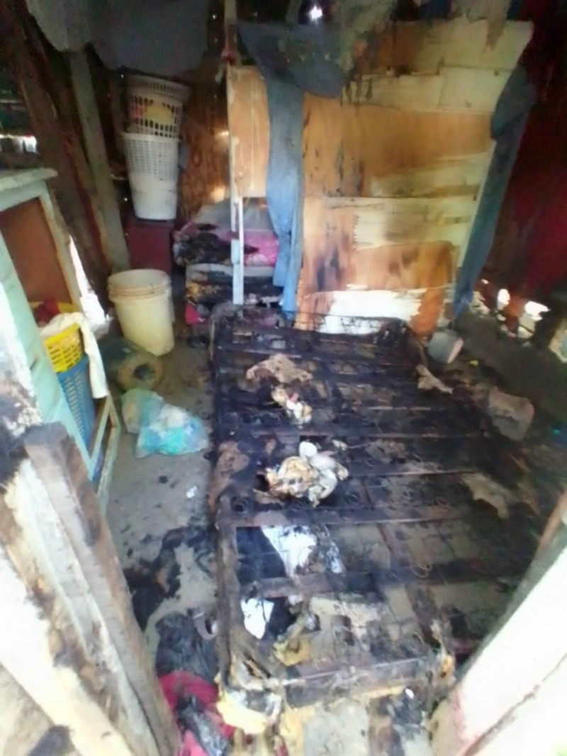 Así quedó la habitación donde hombre quemó a expareja.