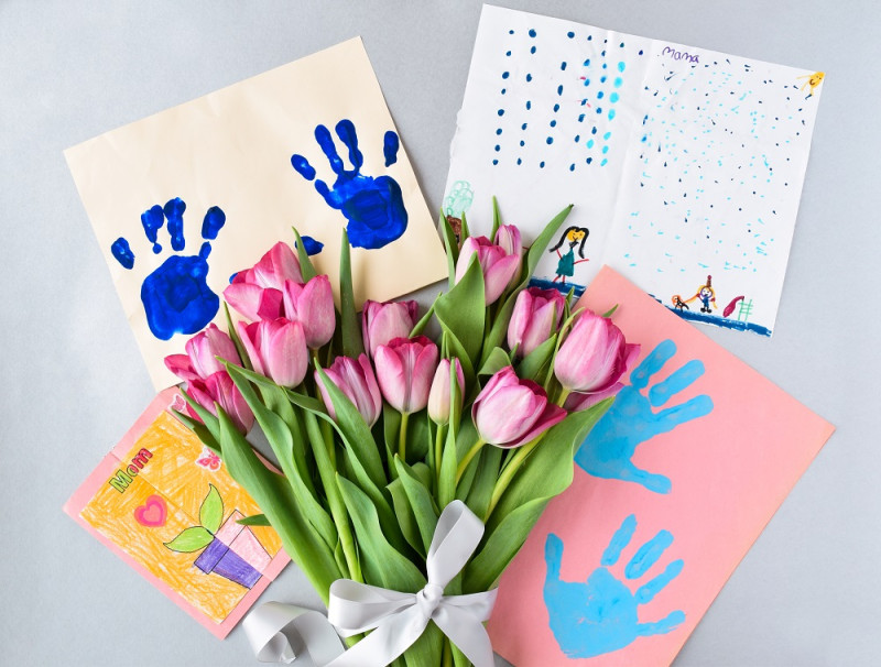 Flores,tarjetas, detalles personalizados y creaciones manuales siempre rebosan el corazón de mamá.