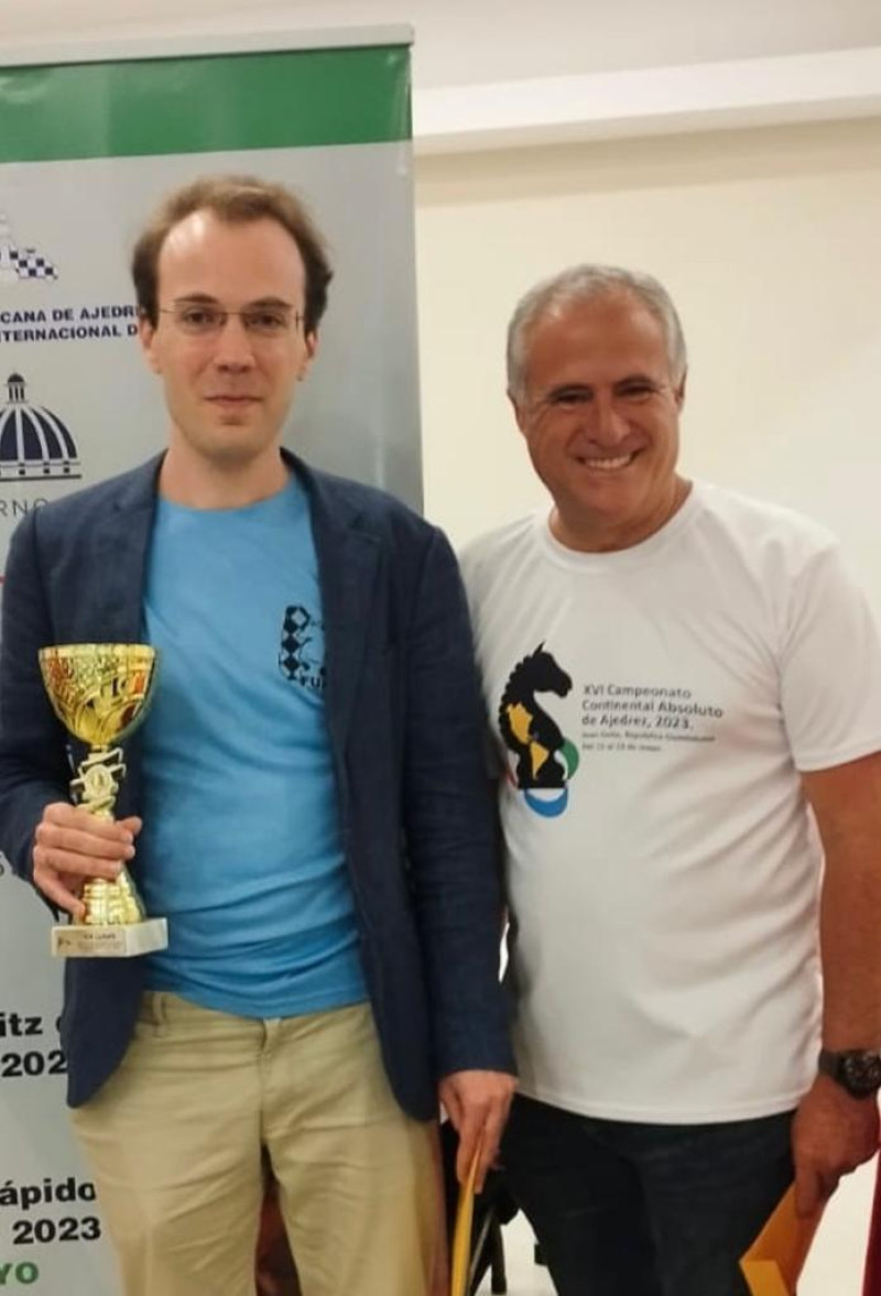 Pedro Domínguez Brito presidente de la Federación Dominicana de
Ajedrez entrega premios en metálicos y la copa al campeón del evento
el gran maestro uruguayo Georg Meier.