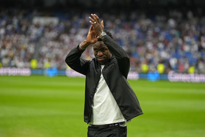 Vinicius Junior del Real Madrid aplaude a los espectadores antes de un partido de fútbol de la Liga española entre el Real Madrid y el Rayo Vallecano en el estadio Santiago Bernabéu en Madrid, España, el miércoles 24 de mayo de 2023.